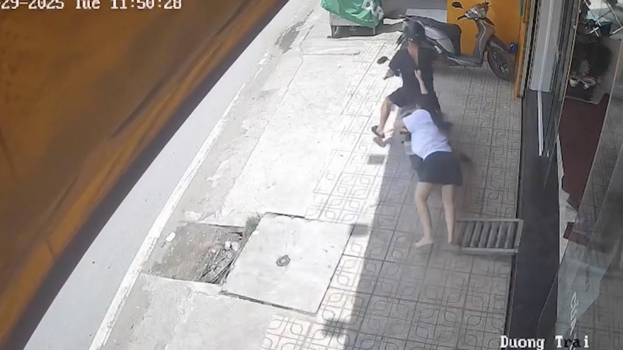 Bắt nghi can cướp, kéo lê nữ nhân viên tiệm vàng trên đường