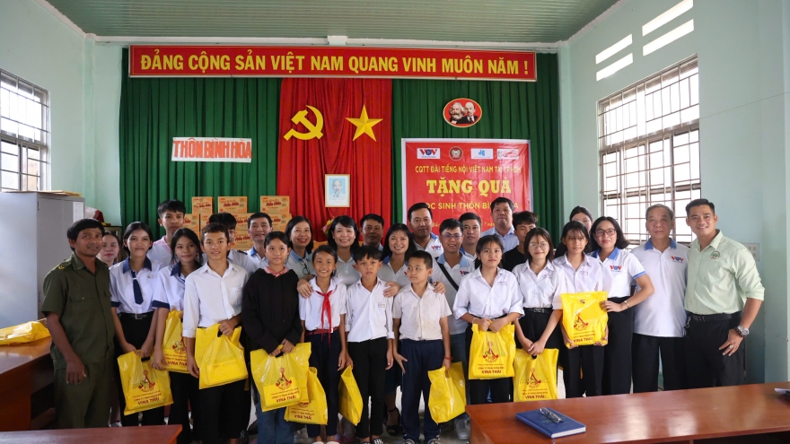 VOV TP.HCM thăm, tặng quà người dân và học sinh đồng bào Chăm ở Lâm Đồng