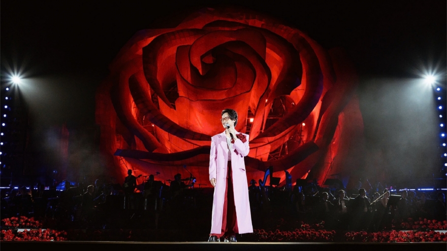 Hà Anh Tuấn hẹn fan cùng mặc áo dài đến concert "Sketch A Rose" tại Hollywood