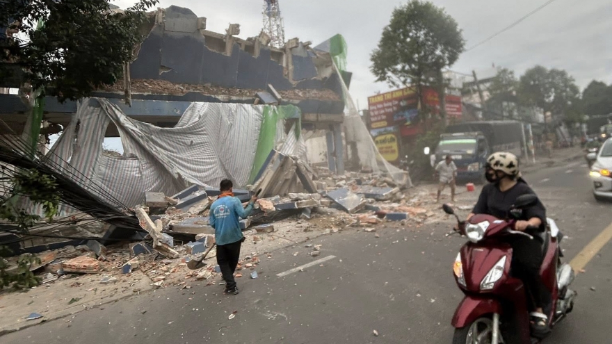 Sự cố khi tháo dỡ công trình ở Đồng Nai ảnh hưởng đường điện, viễn thông