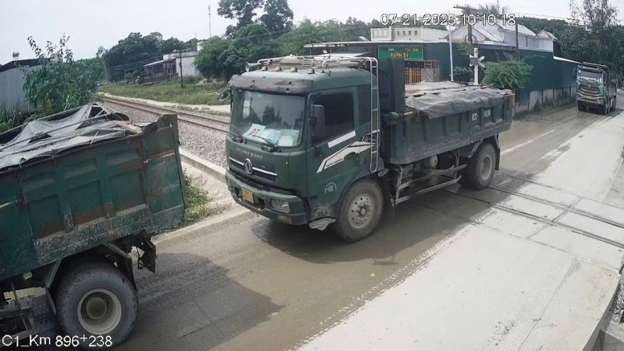 Xử phạt tài xế xe ben đỗ xe tại khu vực đường ngang giao nhau với đường sắt