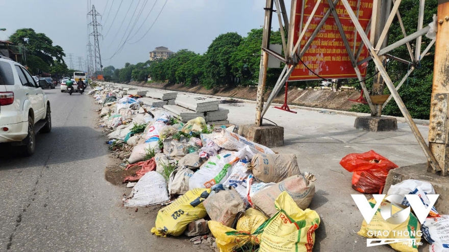 “Bịt mũi” đi học, “né rác” đi làm: Hà Nội có bất lực trước rác thải và phế thải?