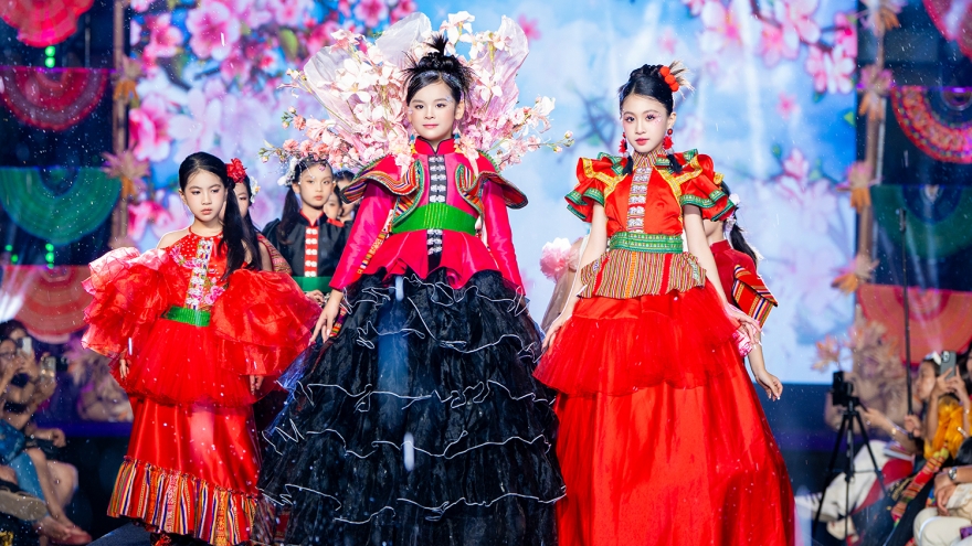 Di sản Tây Bắc: Thổ cẩm, khèn môi, váy xòe rực rỡ trên sàn catwalk