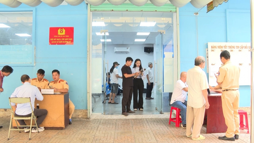 Chậm cấp giấy phép lái xe, người dân lo đứng lo ngồi
