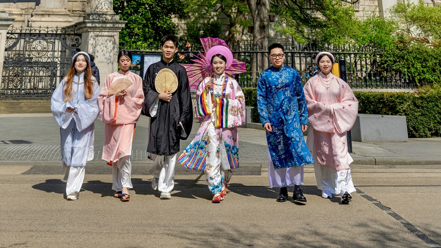 Việt phục thướt tha trên phố London: Khoảnh khắc đẹp và đầy tự hào
