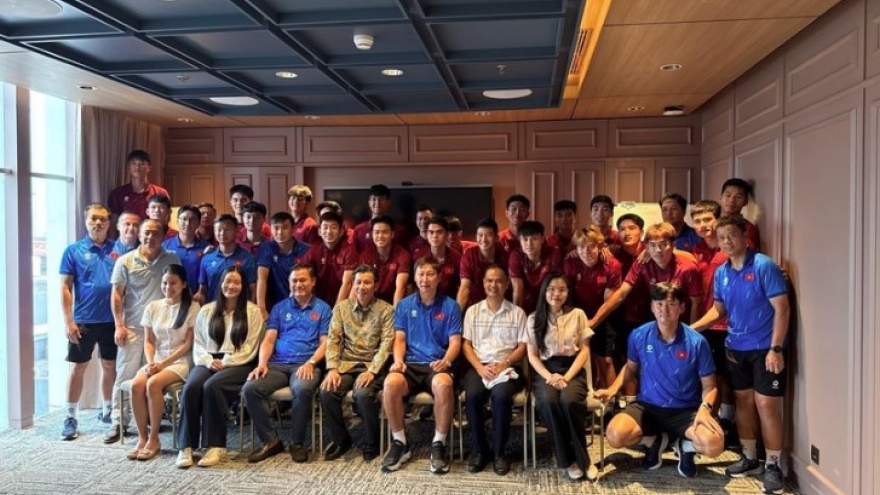 Vietnamese Ambassador to Indonesia meets with U23 men's football team