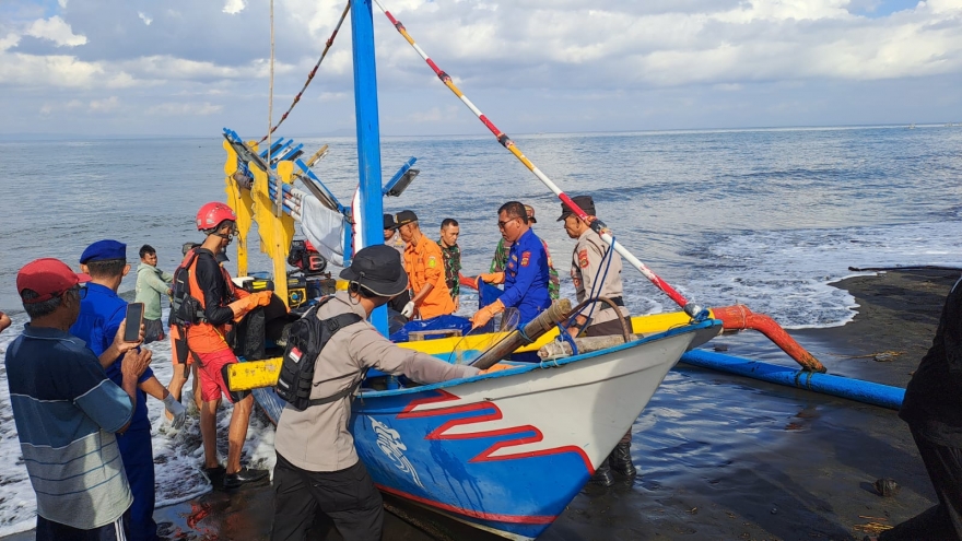 Vụ chìm phà ở eo biển Bali có thể do lỗi của con người