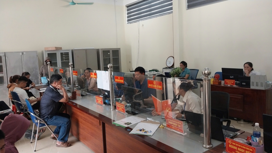 Lào Cai: Các xã mới tăng cường hướng dẫn người dân làm thủ tục hành chính