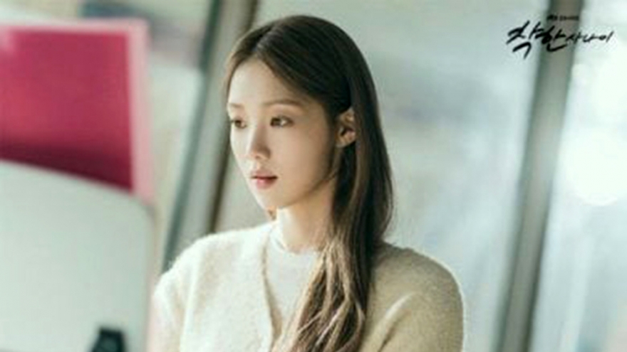 Lee Sung Kyung gây ấn tượng trong “The Nice Guy” vì quá xinh cho vai bồi bàn