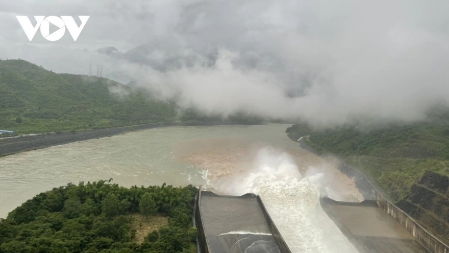 Yêu cầu mở gấp 2 cửa xả mặt hồ Thác Bà