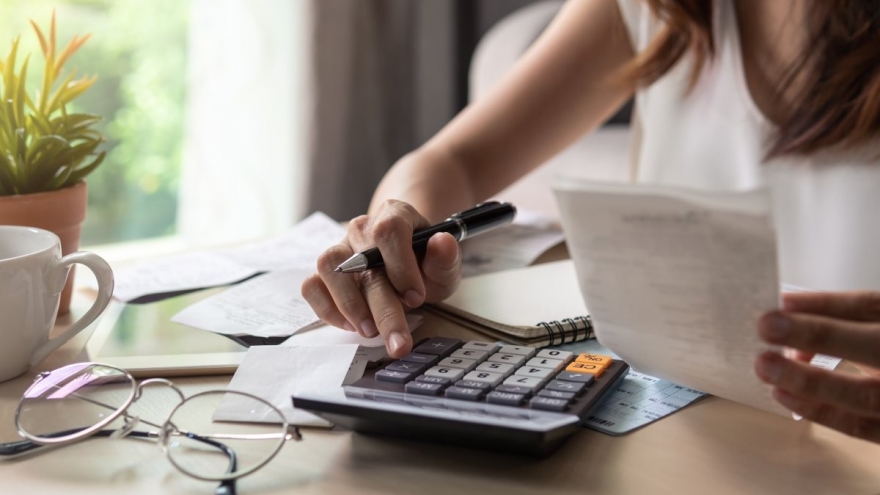 Tôi giữ chặt hầu bao của chồng nhưng anh ấy vẫn ngoại tình hết lần này đến lần khác