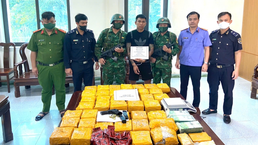 Bắt giữ đối tượng mang súng, vận chuyển 45 kg ma túy từ Lào về Việt Nam