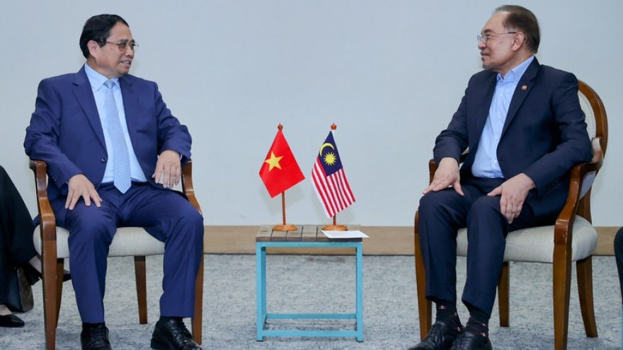 Thủ tướng Phạm Minh Chính gặp Thủ tướng Malaysia Anwar Ibrahim