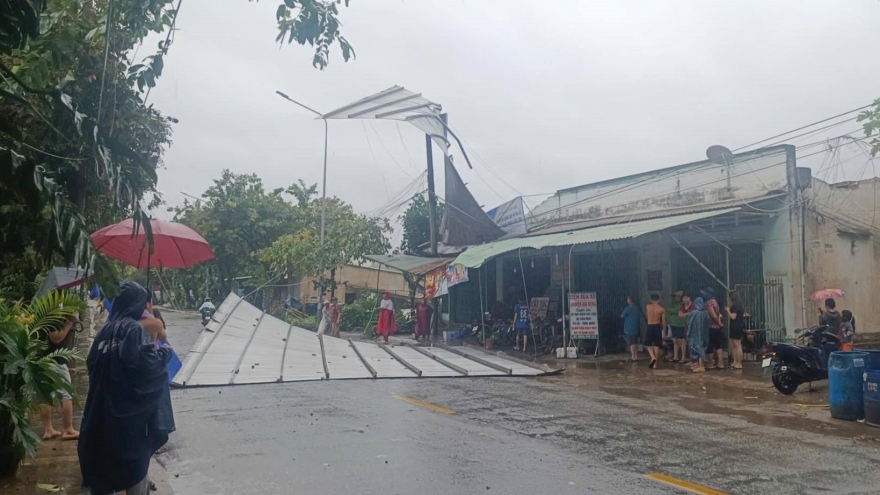 Cây xanh ngã đổ, nhà tốc mái do mưa gió tại Đồng Nai