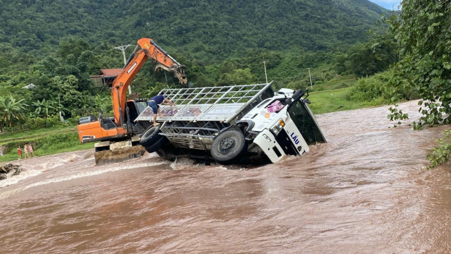 Ô tô bị lật ở Nghệ An khi cố đi qua dòng nước dữ
