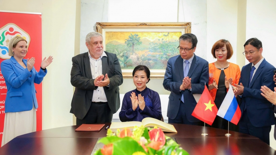 Phu nhân Ngô Phương Ly dự khai mạc triển lãm tranh sơn mài Việt Nam tại Nga