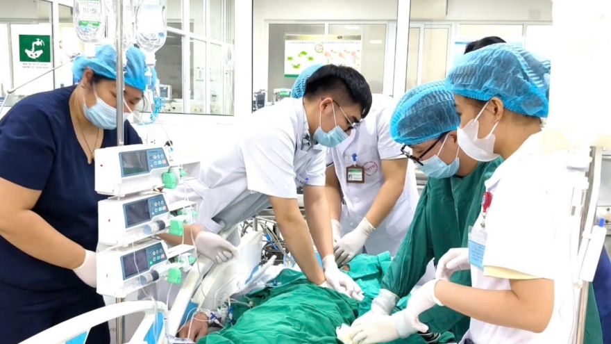 Ăn tiết canh, lòng lợn: Người đàn ông Hà Nội suýt mất mạng