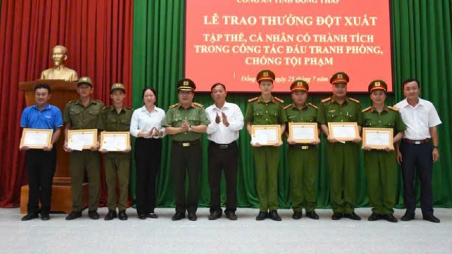Công an Đồng Tháp “thưởng nóng” nhiều tập thể, cá nhân bắt 2 đối tượng trộm cướp