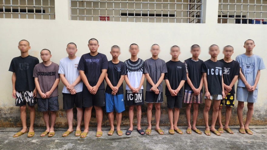 Nhóm thiếu niên phóng xe, hò hét rồi vô cớ đánh người đi đường