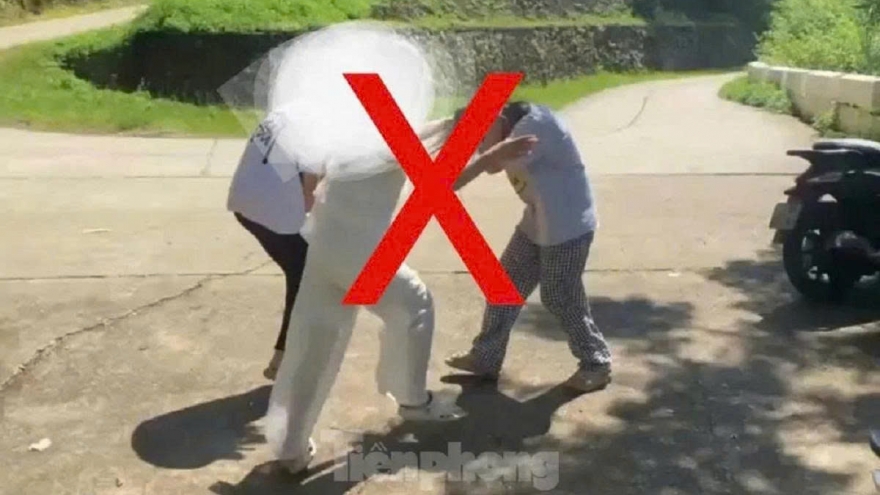 Bản tin tổng hợp: Xôn xao hai đoạn video ghi cảnh các nữ sinh Lạng Sơn đánh nhau