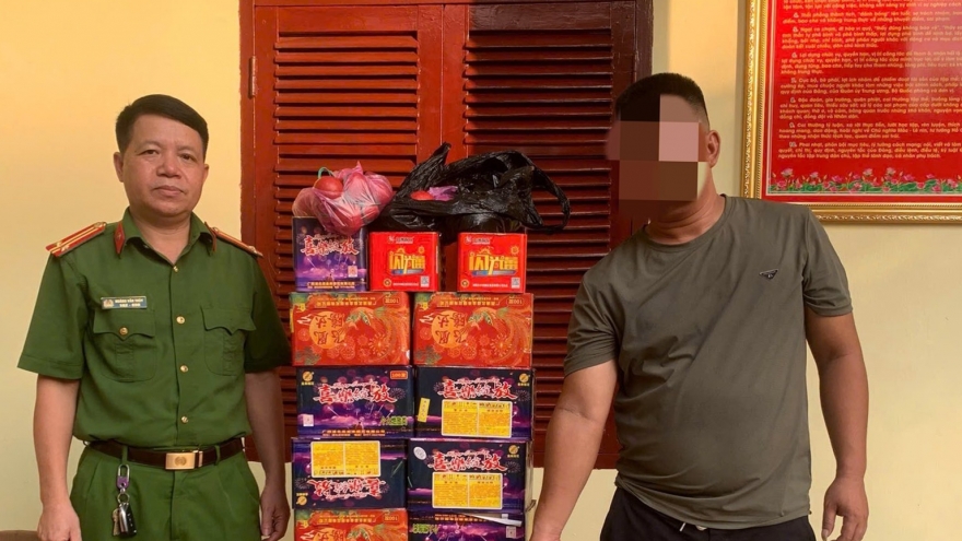 Bắt đối tượng giấu 54kg pháo nổ trong xe đầu kéo