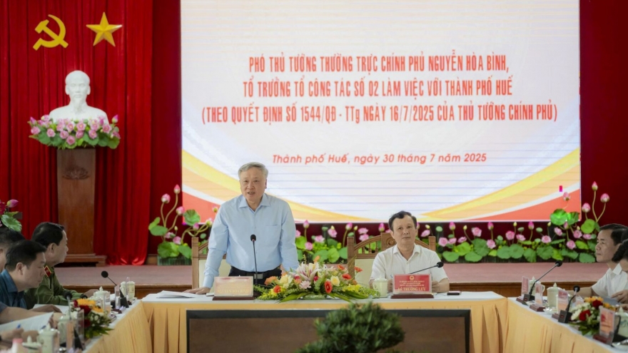 Phó Thủ tướng Thường trực Nguyễn Hòa Bình làm việc với Ban Thường vụ Thành ủy Huế