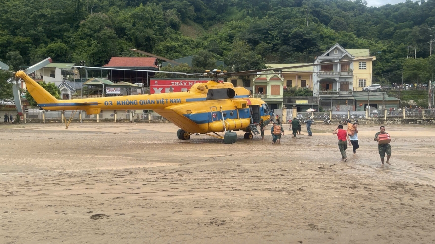 Trực thăng MI-171 vào Nghệ An cứu trợ bà con vùng lũ