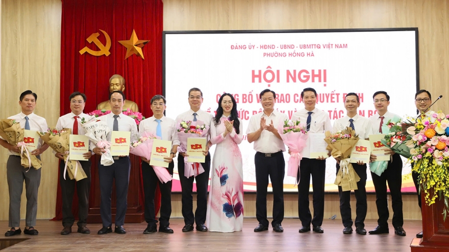 Hà Nội: Phường Hồng Hà tổ chức công bố, trao quyết định về tổ chức bộ máy