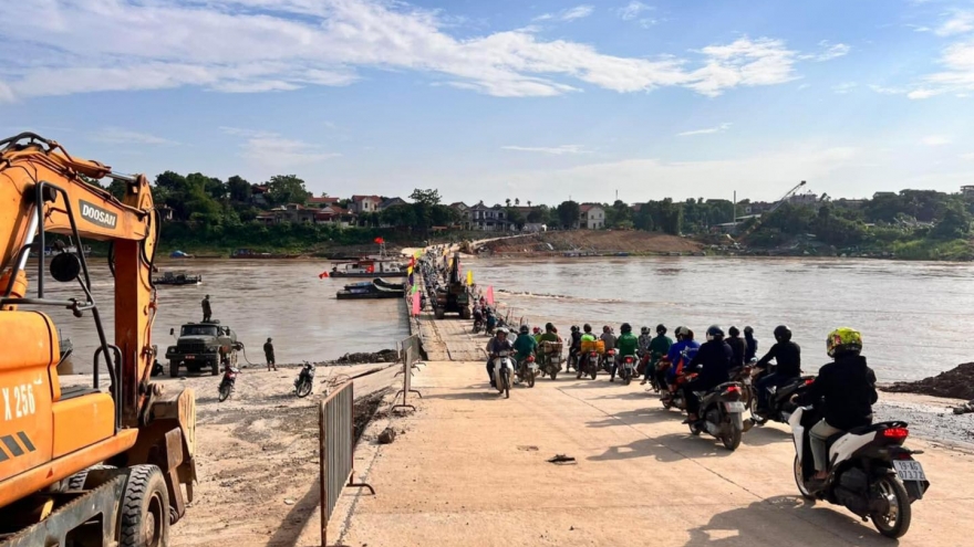 Xuyên đêm nối lại cầu phao Phong Châu, Phú Thọ