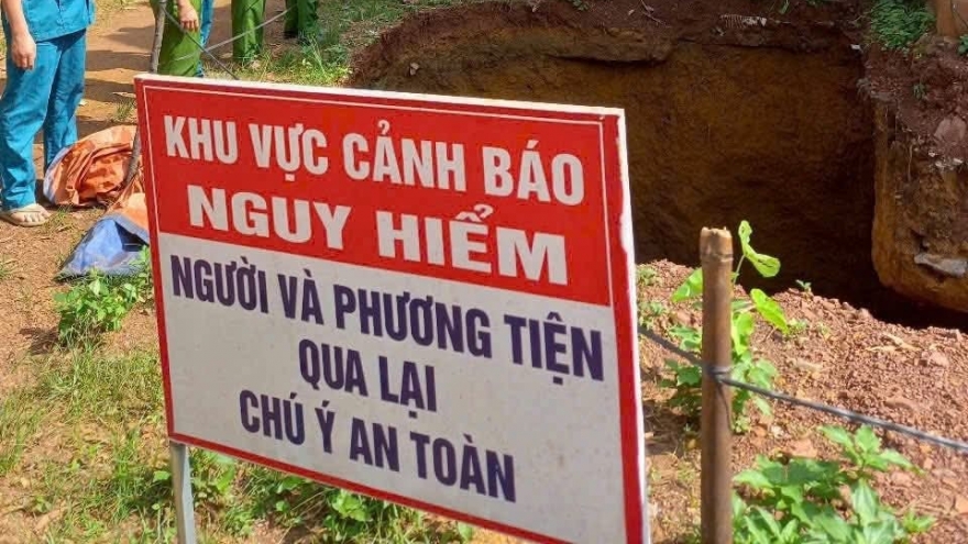 "Hố tử thần" sâu hơn 4m xuất hiện cạnh nhà dân ở Mường Hoa, Phú Thọ