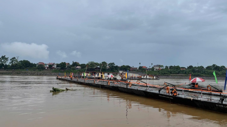 Đang nối lại cầu phao Phong Châu, Phú Thọ