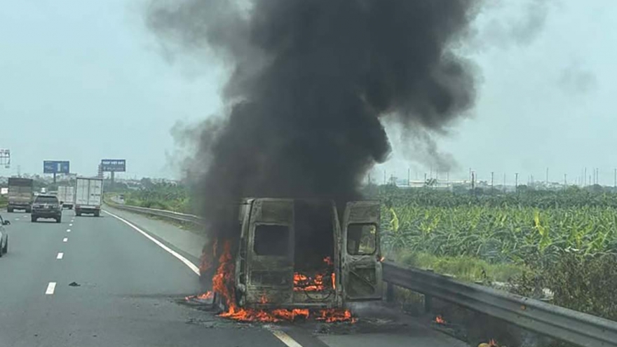 Xe limousine bốc cháy dữ dội trên cao tốc Pháp Vân - Cầu Giẽ