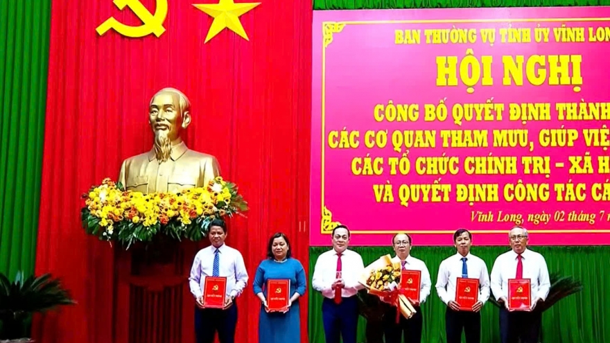 Ban Thường vụ Tỉnh ủy Vĩnh Long trao các Quyết định về công tác cán bộ