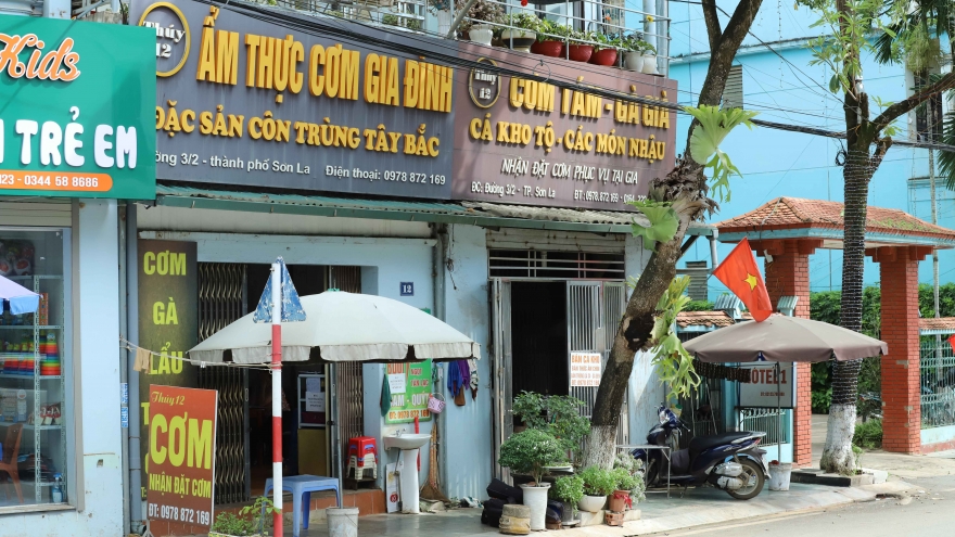 Kiểm tra đột xuất quán ăn bị tố “chặt chém” tại Sơn La