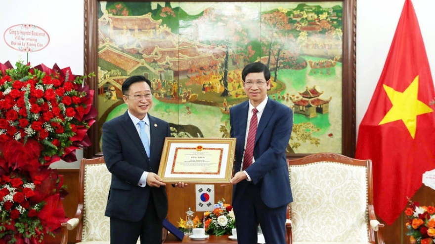 Vietnam’s Tourist Ambassador to RoK honoured for bridging travel cooperation