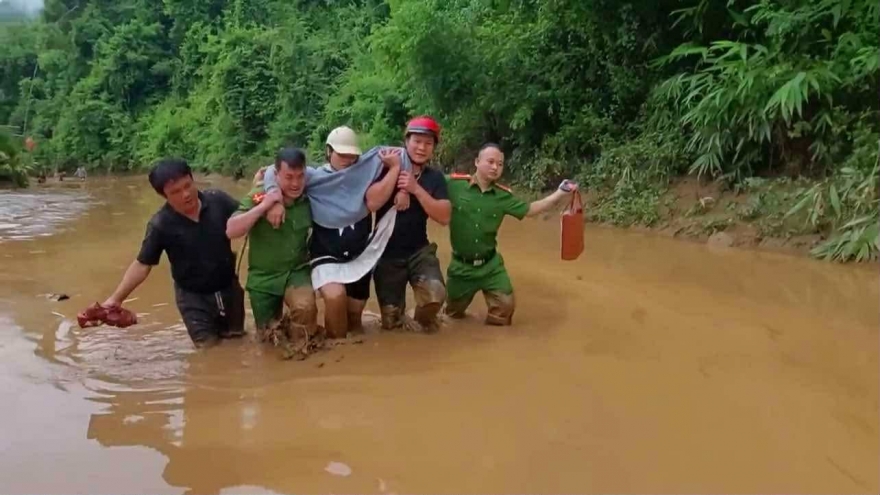 Vượt lũ, lội bùn đưa sản phụ suốt chặng đường 20km đi sinh