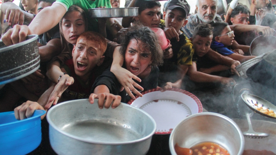 Hàng viện trợ bị bán lại với giá "cắt cổ", người dân Gaza vật lộn giành sự sống