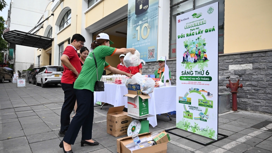 SeABank tổ chức “Ngày hội đổi rác lấy quà” - Lan tỏa lối sống xanh vì Hà Nội sạch
