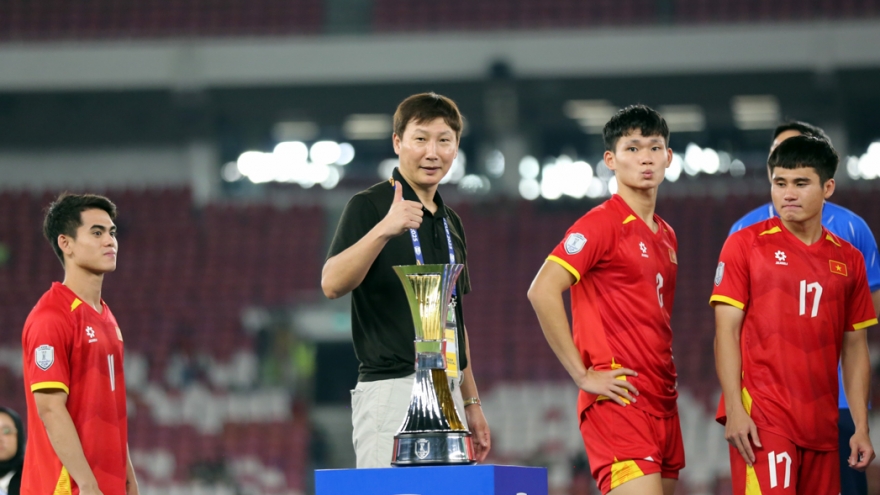 HLV Kim Sang Sik lý giải việc U23 Việt Nam xếp chai nước ở chung kết U23 Đông Nam Á