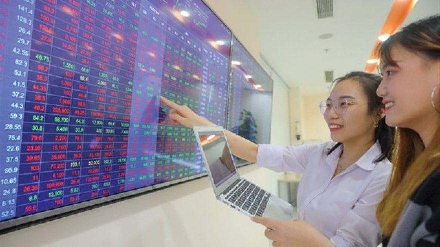 VN-Index breaks new record high, surpassing 1,530 points