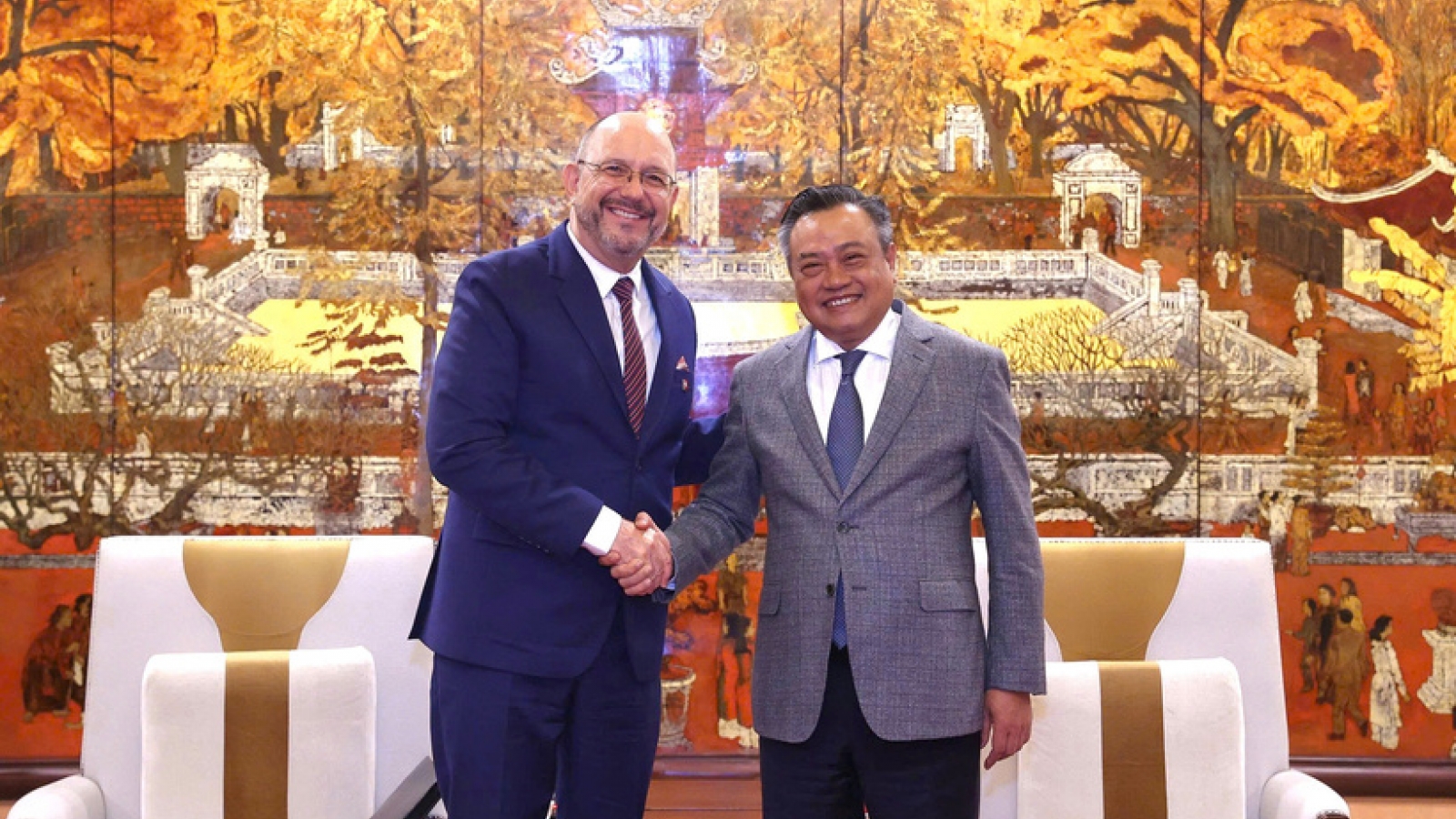 Swiss diplomat proposes Hanoi jazz festival to mark 55 years of diplomacy