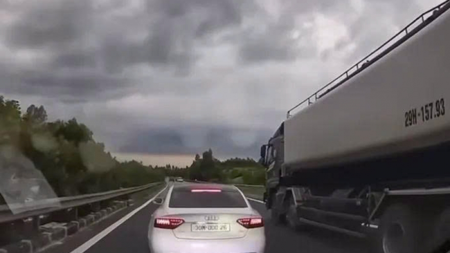 Clip: Tài xế xe Audi lạng lách, đánh võng trên cao tốc Nội Bài - Lào Cai