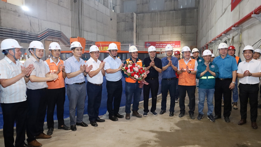 Vượt nắng, xuyên đêm trên công trường Dự án Thuỷ điện Hoà Bình mở rộng