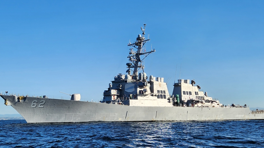 Iran nói dùng trực thăng xua đuổi thành công chiến hạm Mỹ trên Vịnh Oman