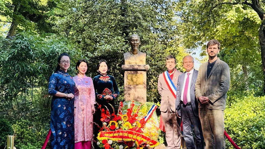 Phó Chủ tịch Quốc hội Nguyễn Thị Thanh dâng hoa tượng Chủ tịch Hồ Chí Minh tại Pháp