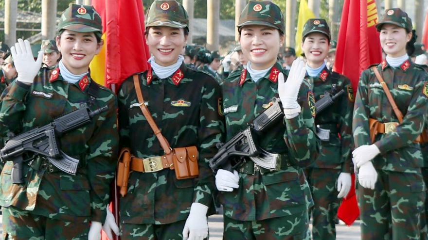 Những “bông hồng thép” trên thao trường tập luyện diễu binh