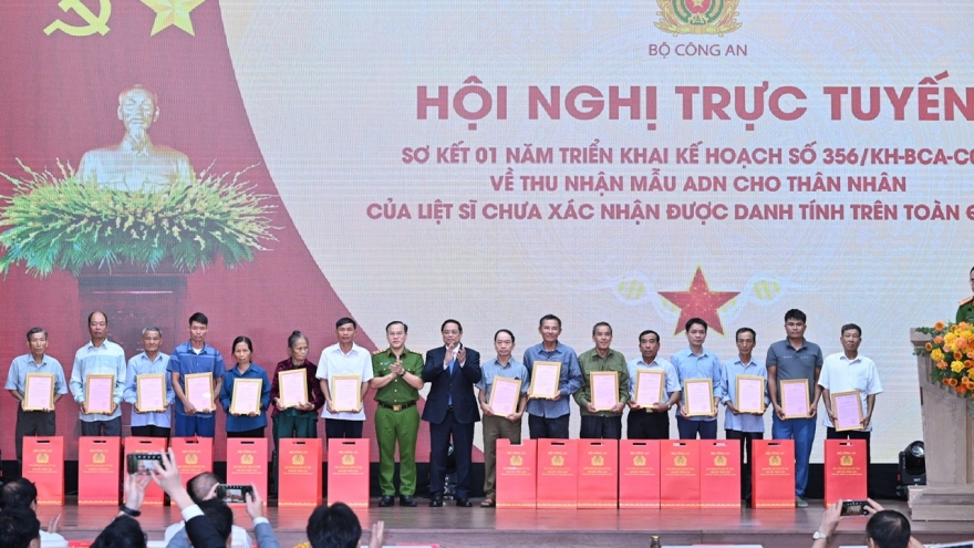 Thủ tướng trao thông báo kết quả giám định ADN hài cốt liệt sĩ cho 15 gia đình