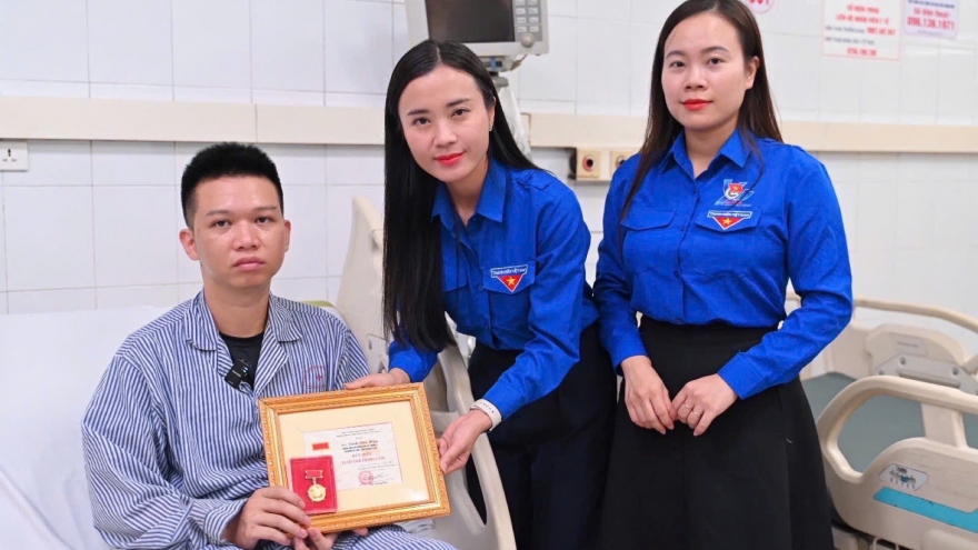 Trao Huy hiệu “Tuổi trẻ dũng cảm” cho đoàn viên cứu 4 người trong vụ lật tàu du lịch