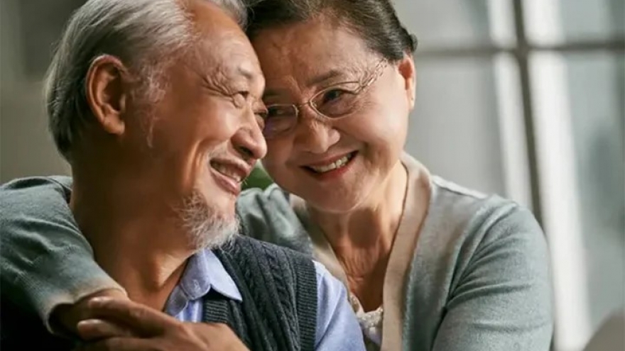 Bố U90 bị bà lão U70 lừa tình sang tên sổ đỏ nhà cho bà ấy