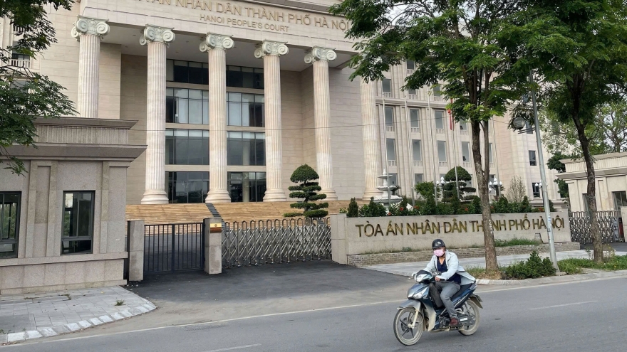 Thấy bạn gái đi họp lớp về cùng bạn khác giới, gã hung đồ cầm dao chém